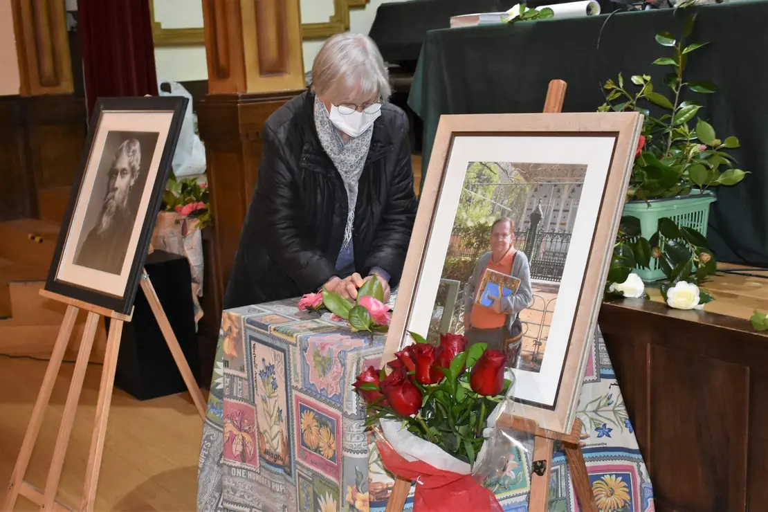 Pilar Colocando velas.