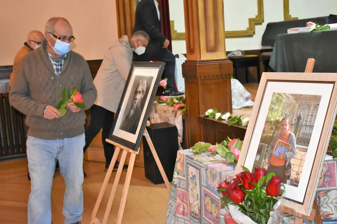 Bernardo Colocando flor.