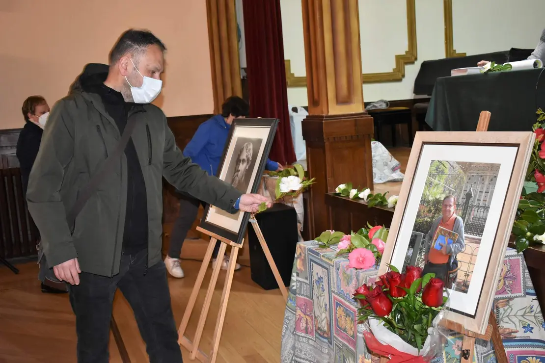 Amigo de Paz Colocando flor.