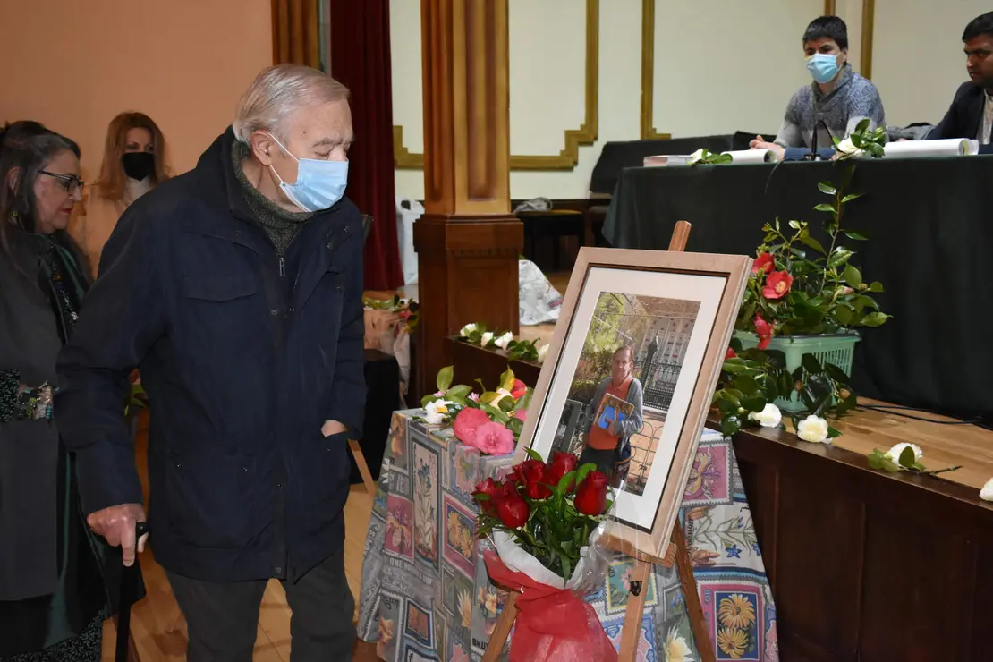 Amigo de Paz Colocando flor.