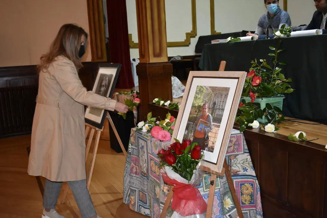 Marisol Colocando flor.