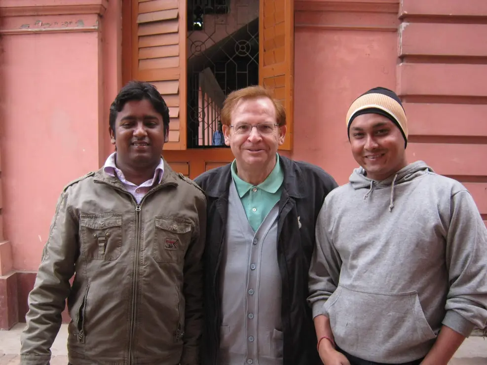 José Paz con xente de Santiniketan