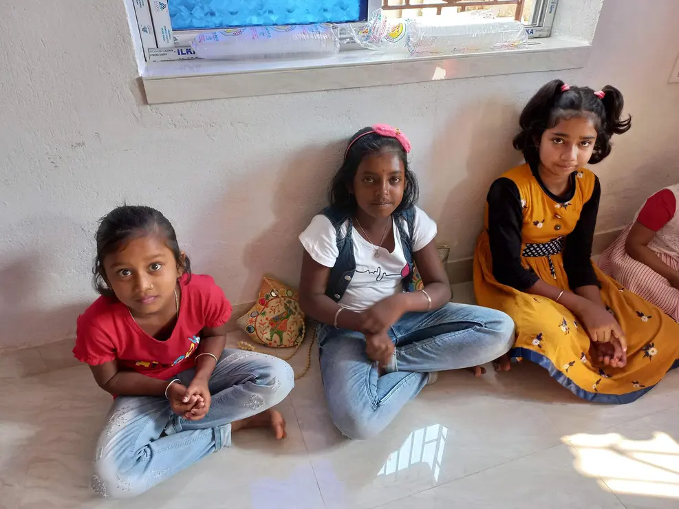 Nenos na casa José Paz en Santiniketan