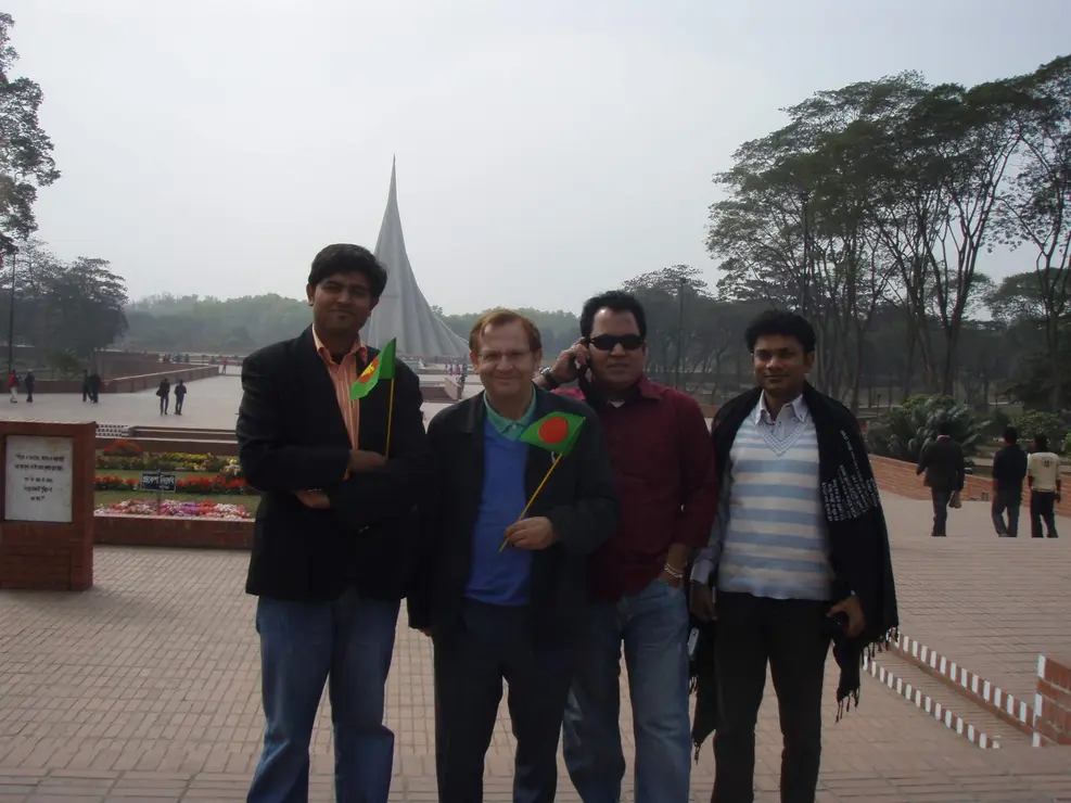 José Paz, Totan Kundu con amigos de Bangladesh