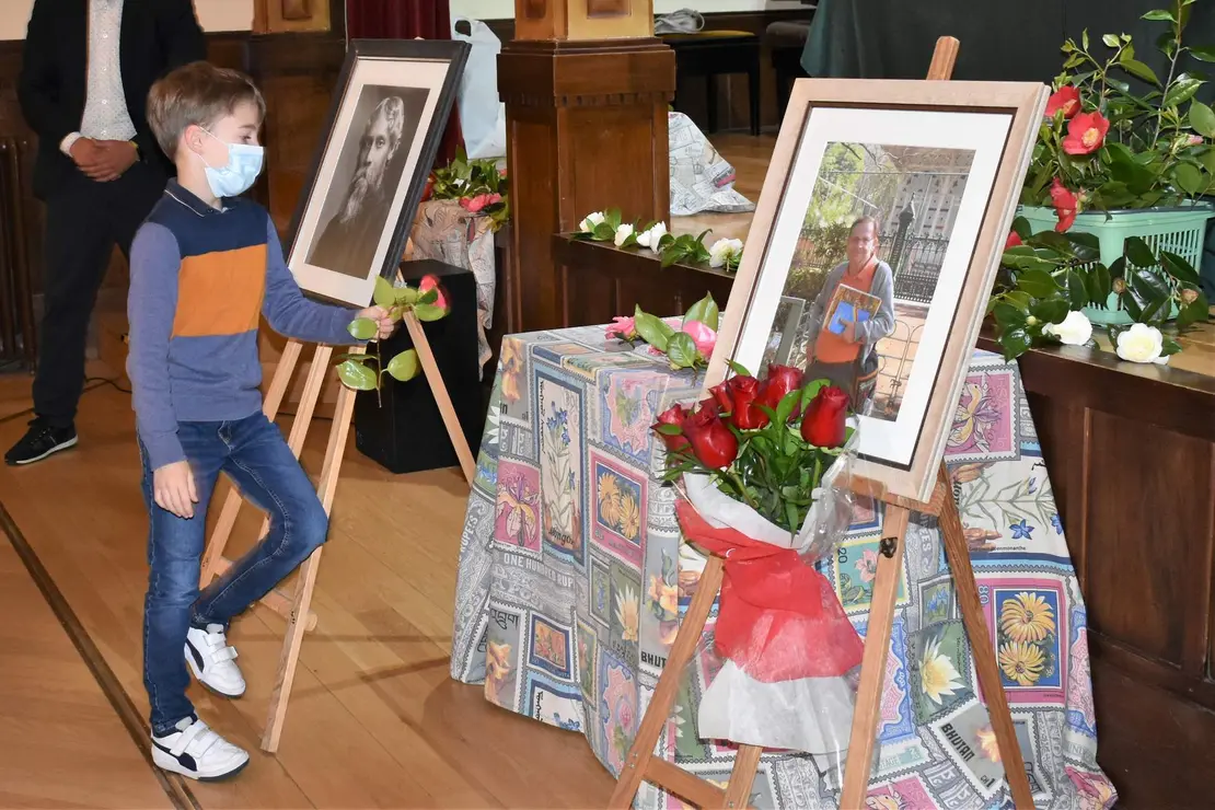 Nieto deJ osé paz, Diego Colocando flor frente de foto de su abuelo.