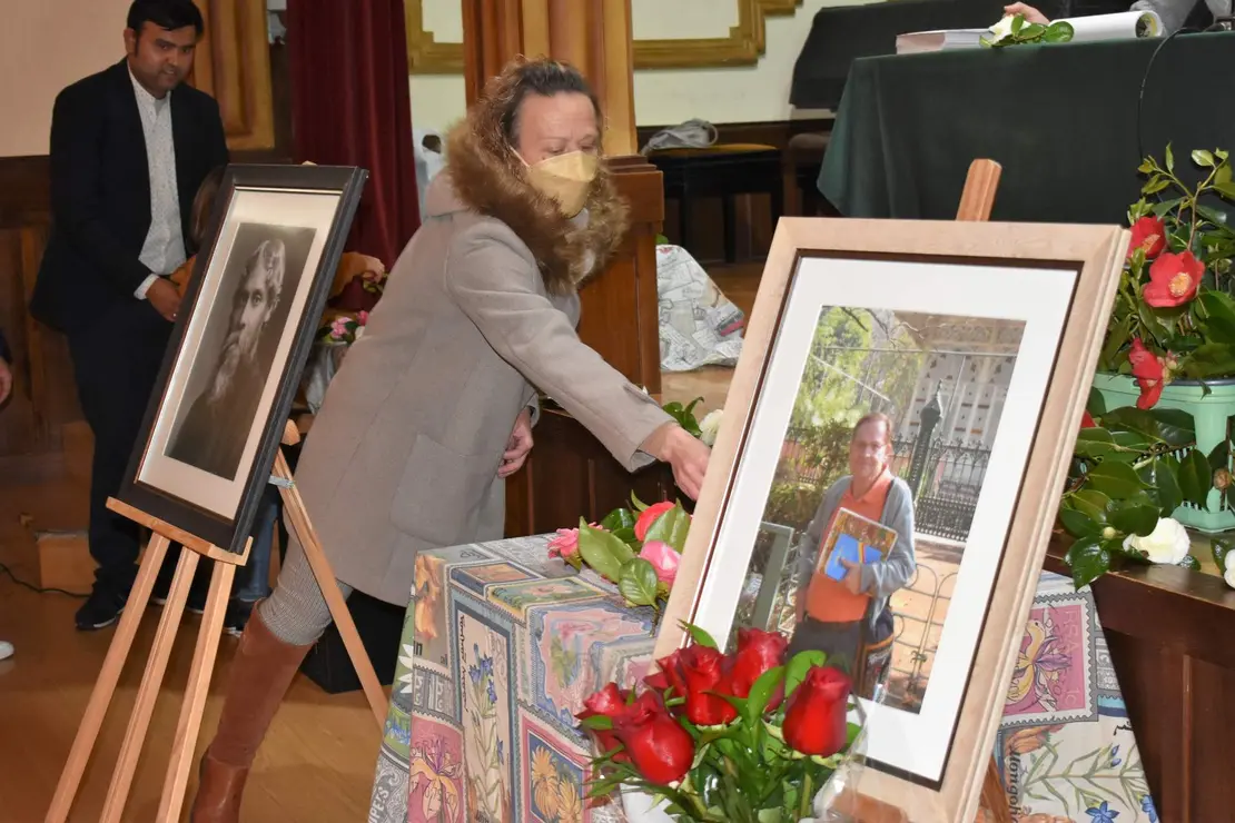 Montse Colocando flor.