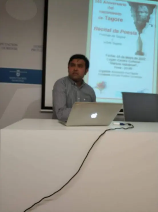 Totan Kundu Recitando poemas.