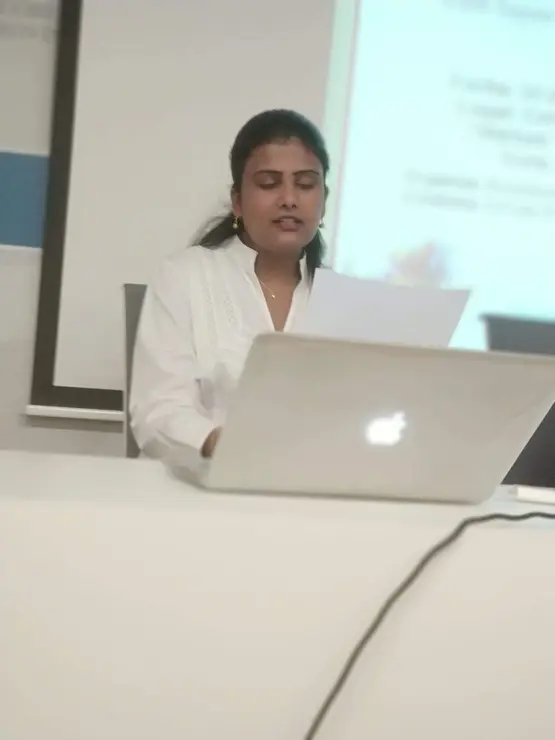 Priya Ghosh Recitando poemas.