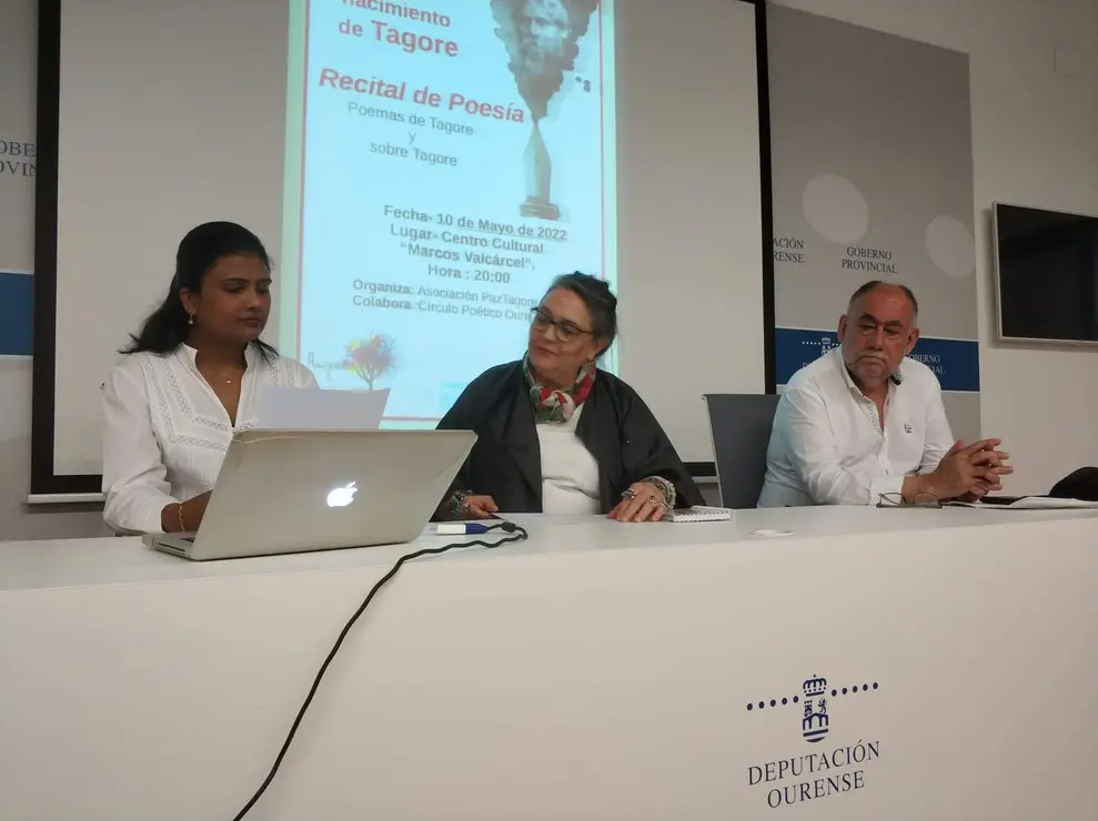 Priya Recitando poemas en Bengali.