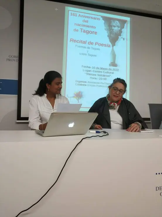 Priya y Marite Recitando poemas.
