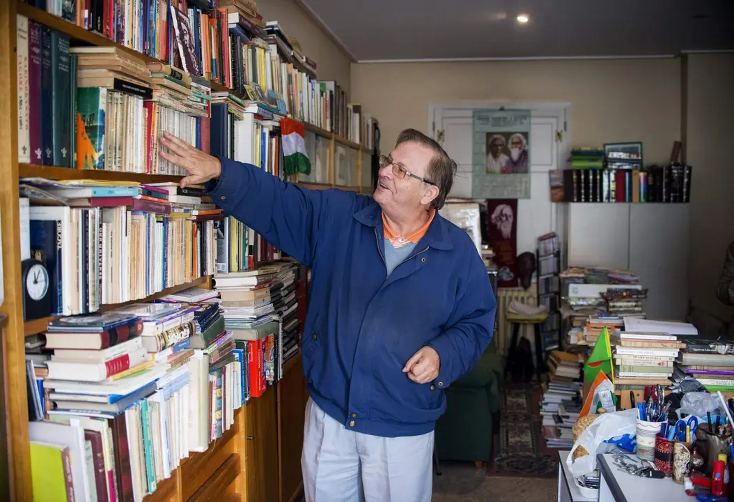 José Paz na sua biblioteca de Tagore en Ourense