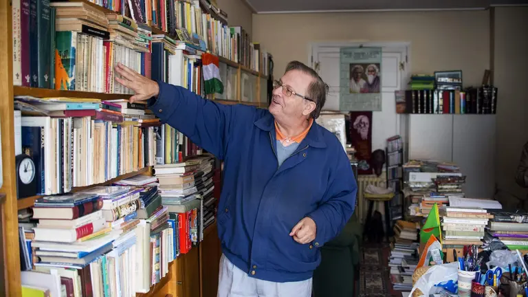 José Paz na sua biblioteca de Tagore en Ourense